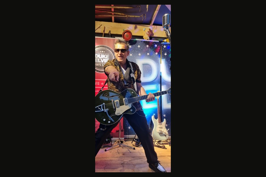 Live an der Gitarre bei Duke Elvis